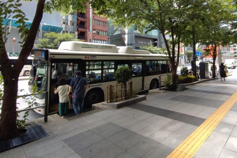 無料巡回バスに乗る