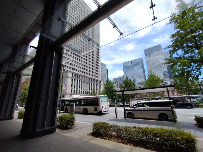 The shuttle bus parked in front of the Shin-Marunouchi Building