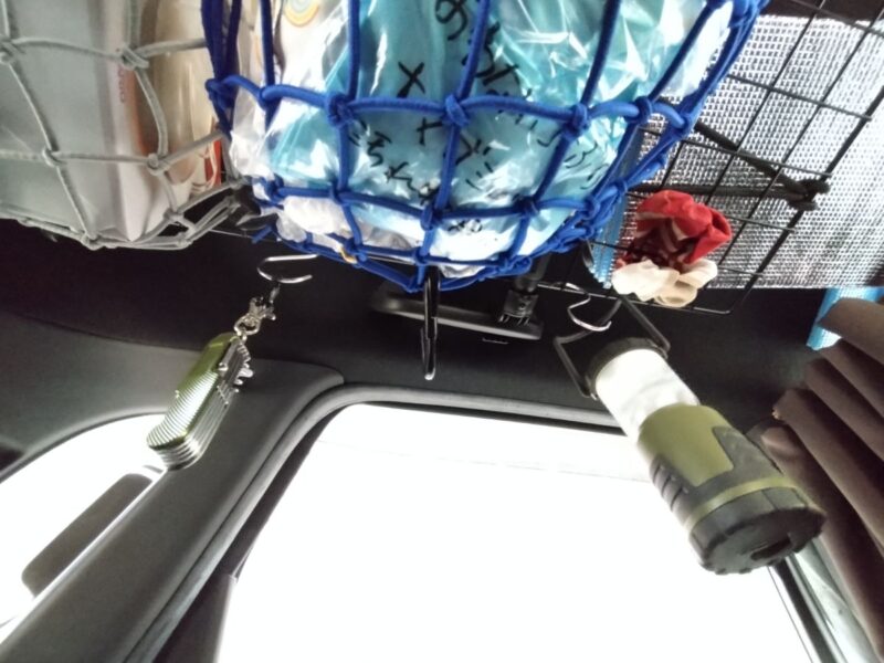 車中泊用ライトとマルチツール