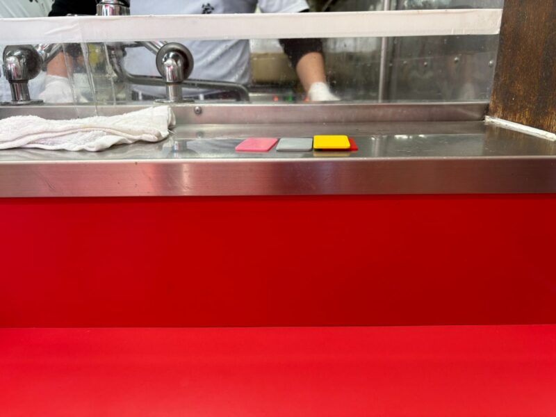 食券をカウンターに並べて待つ