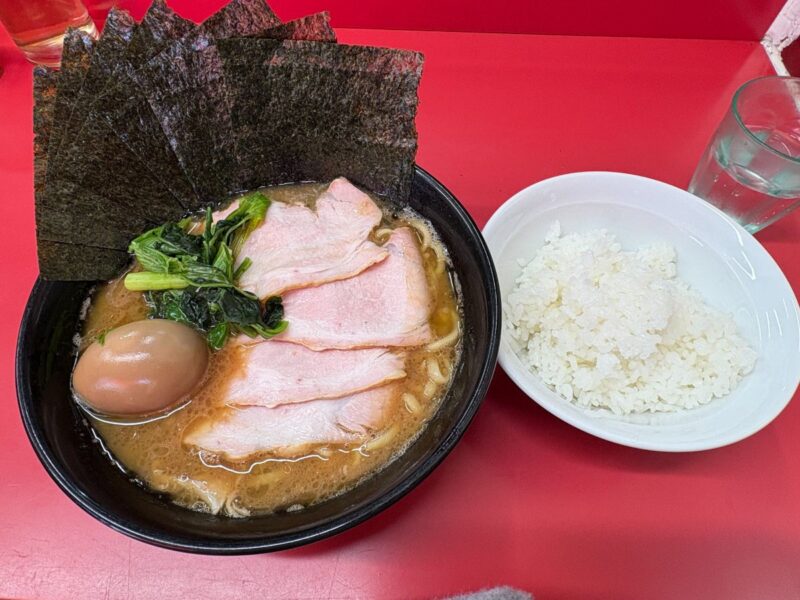 ラーメン杉田家本店のチャーシュー麺と味玉、海苔のトッピング