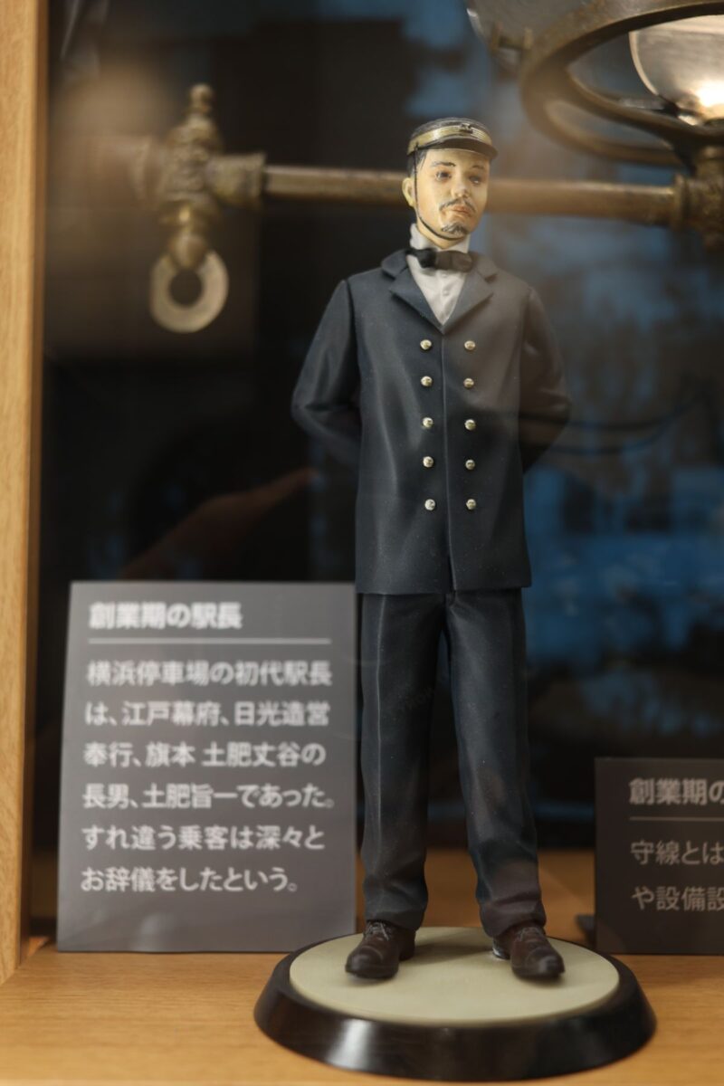 横浜停車場の初代駅長、土肥旨一