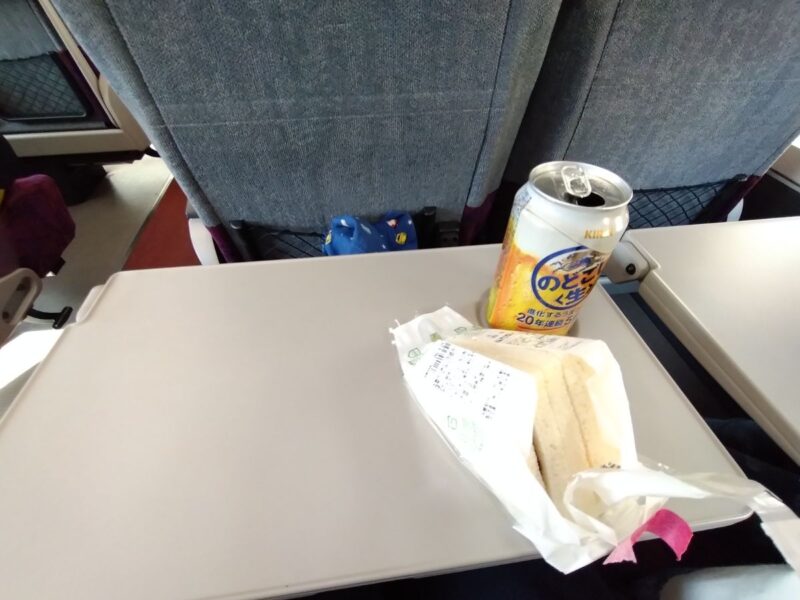 グリーン車でサンドイッチを食べてビールを飲む