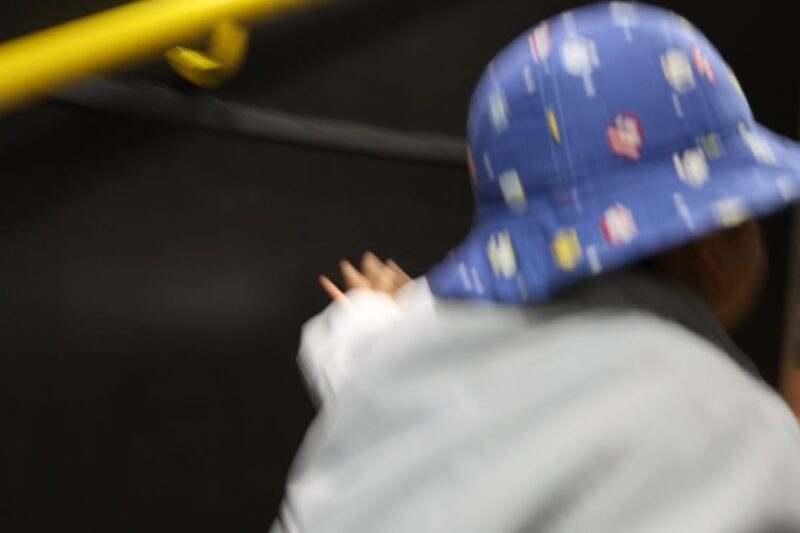 グリーン車の階段を駆け上がる子ども