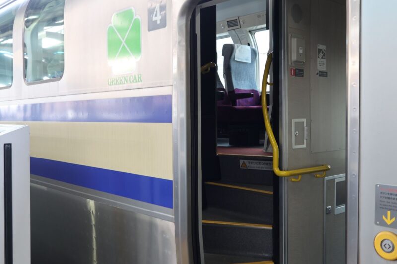 普通列車のグリーン車の階段