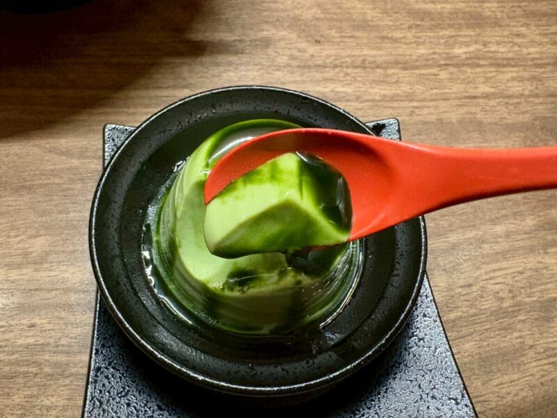 一蘭の抹茶杏仁を食べる