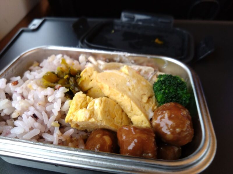 特急で手作り弁当を食べるおっさんとその子ども