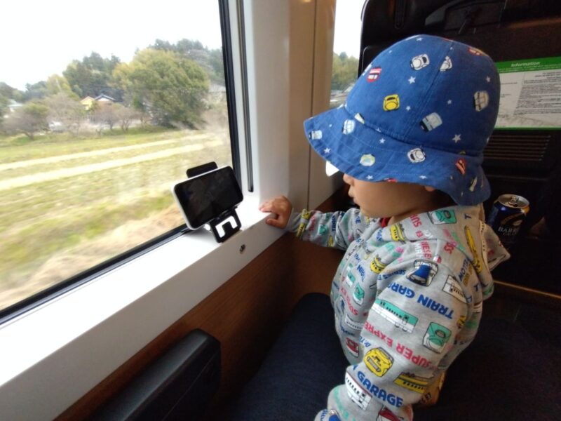 長時間の電車移動で子どもに静かに過ごしてもらう