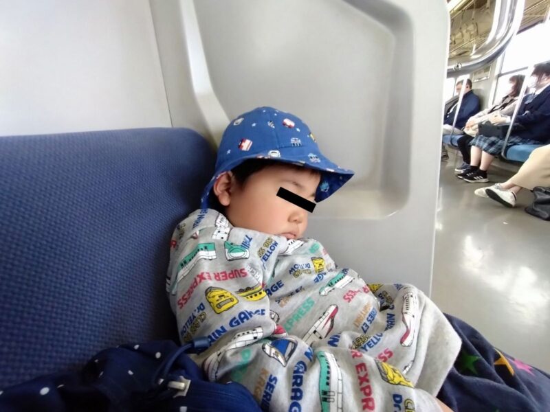 電車で寝る子ども