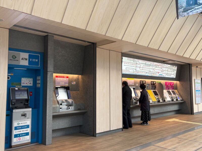 木でできているけれど、どこか未来を感じさせる。高輪ゲートウェイ駅の切符売り場