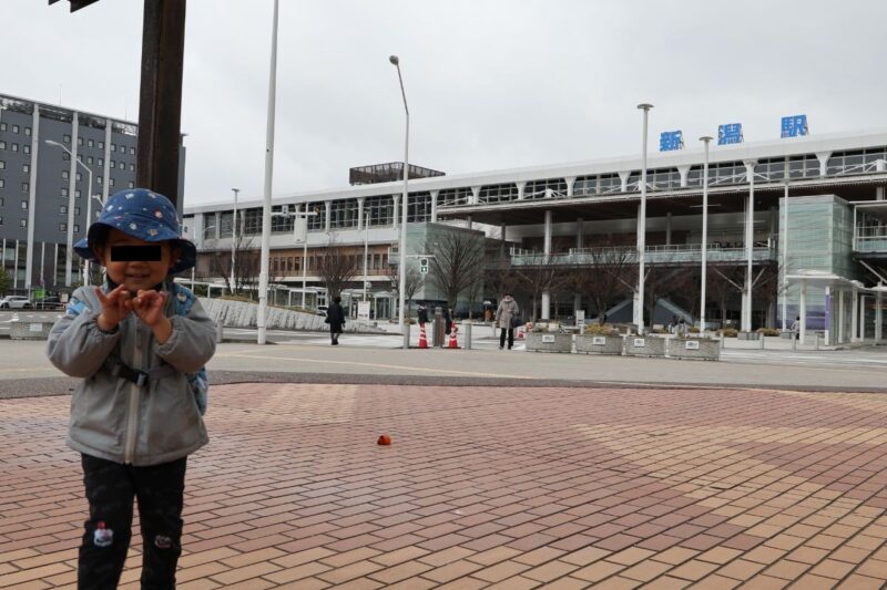 新潟駅で、オリジナルポーズでを決める子ども