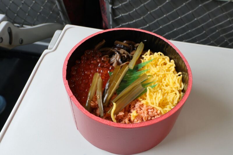 特急で鮭はらこ弁当を食べる