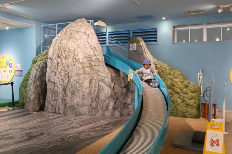ジオパルのすべり台で遊ぶ子ども