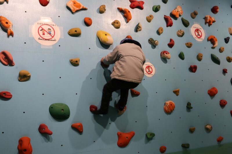 ジオパルでクライミングウォールする子ども