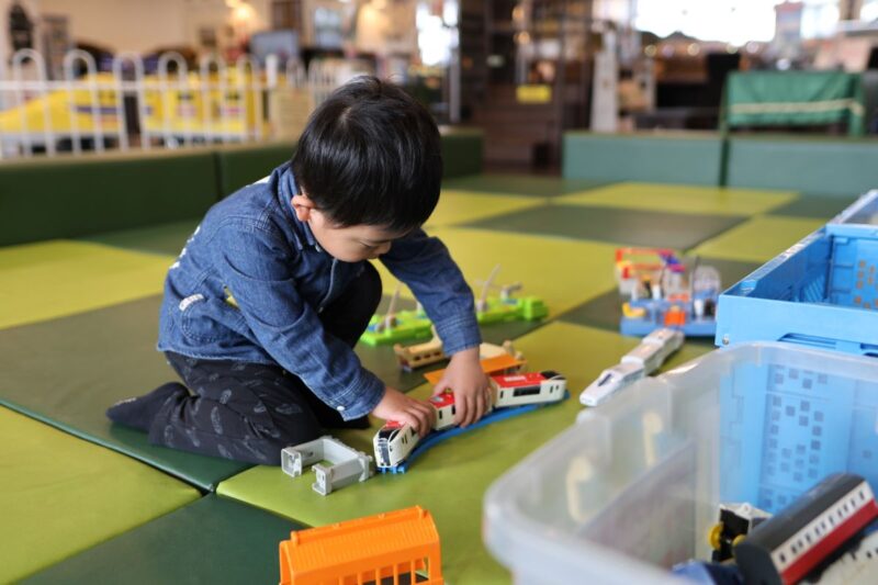プラレールで遊ぶ子ども