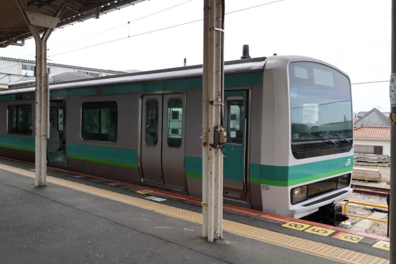 成田駅の6番線から我孫子行の電車に乗る