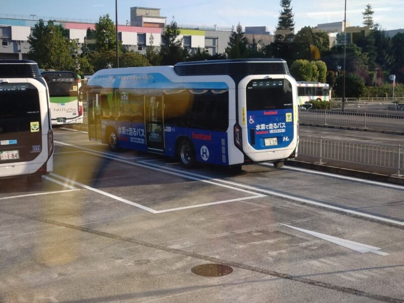 水素で走るバス